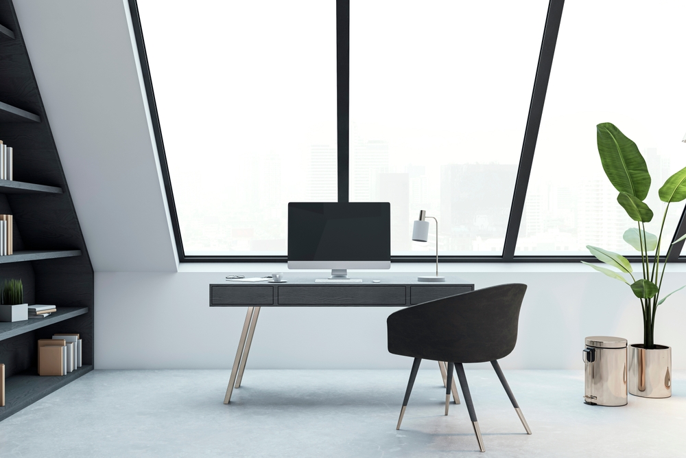 โฮมออฟฟิศเปิดรับแสงธรรมชาติและโคมไฟตั้งโต๊ะ
