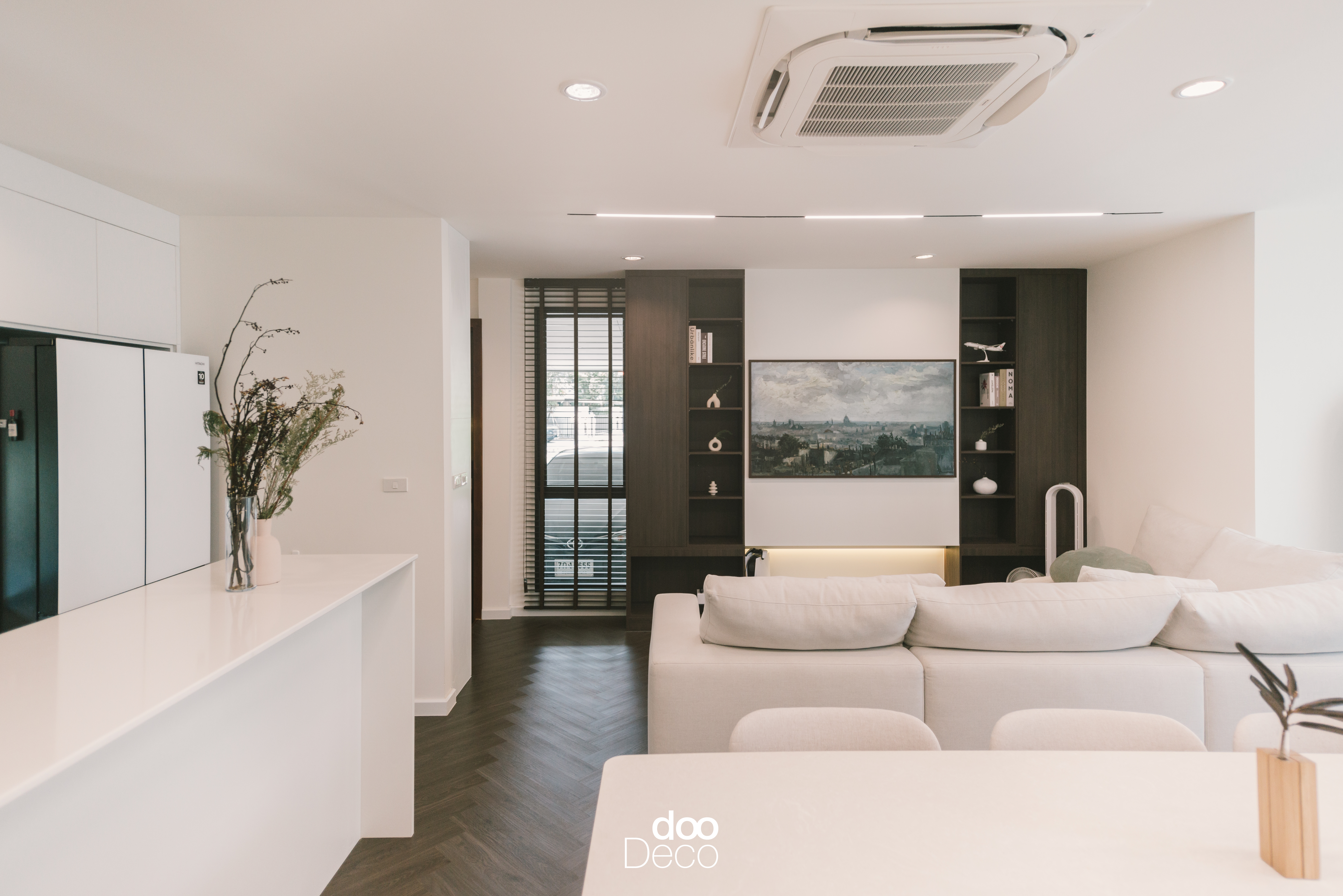 ภาพผลงานออกแบบตกแต่งจริงจาก dooDeco : ห้องนั่งเล่นโครงการ AQ Arbor