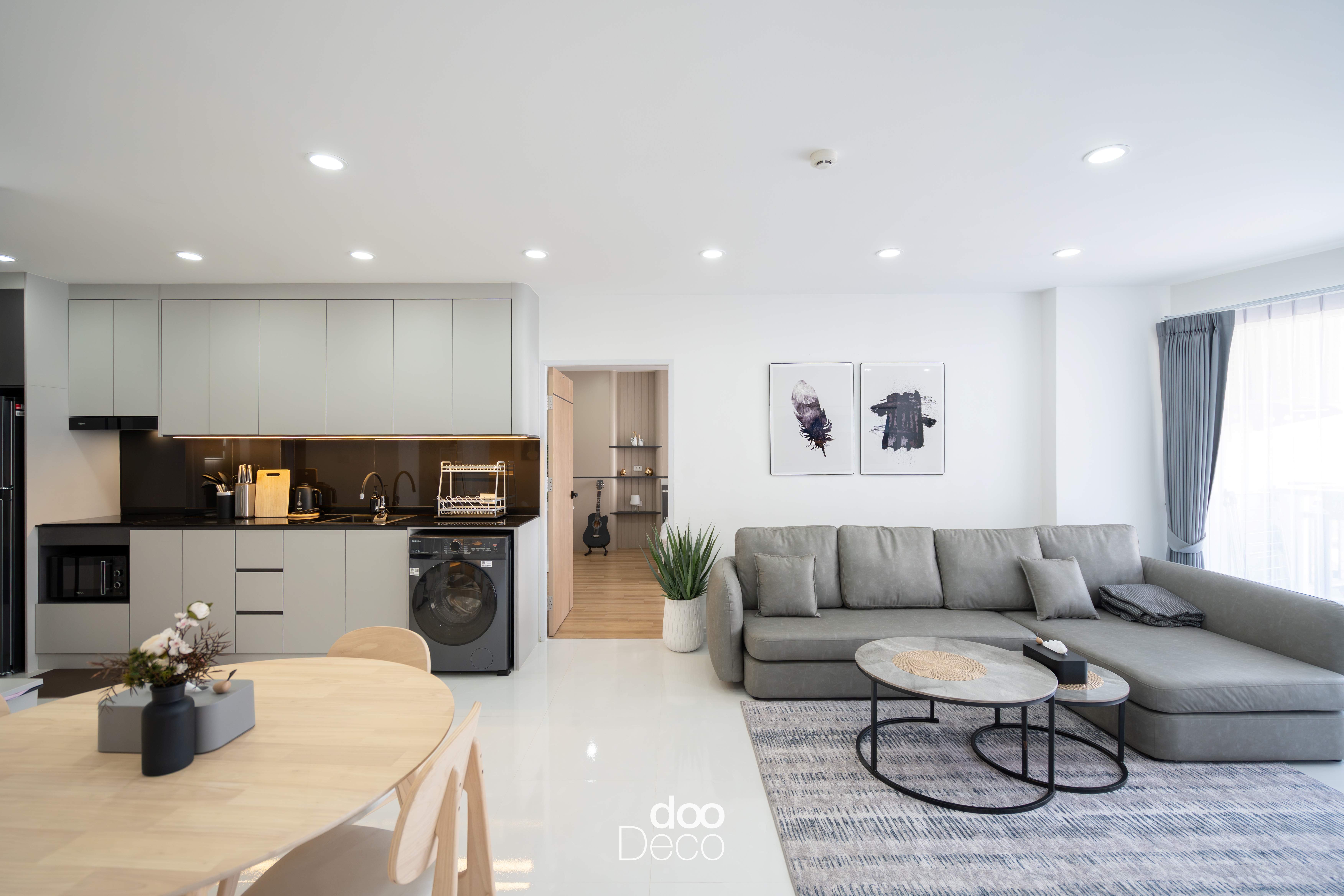 ห้องนั่งเล่นและห้องครัวคอนโด K.Andy Dimitri