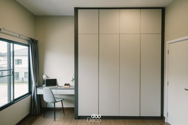 มุมโต๊ะทำงานและตู้เสื้อผ้าบิ้วอิน ฟิตอิน โครงการ Britania บางนา-เทพารักษ์