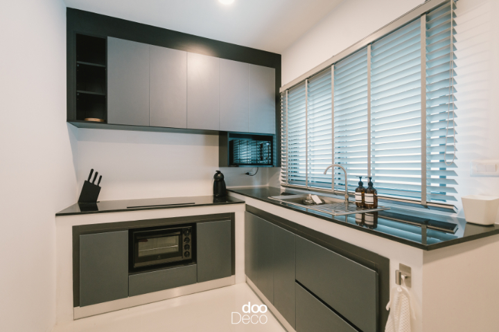 ห้องครัวขนาดเล็กพร้อมชุดครัวบิ้วอิน-ฟิตอินสีดำ