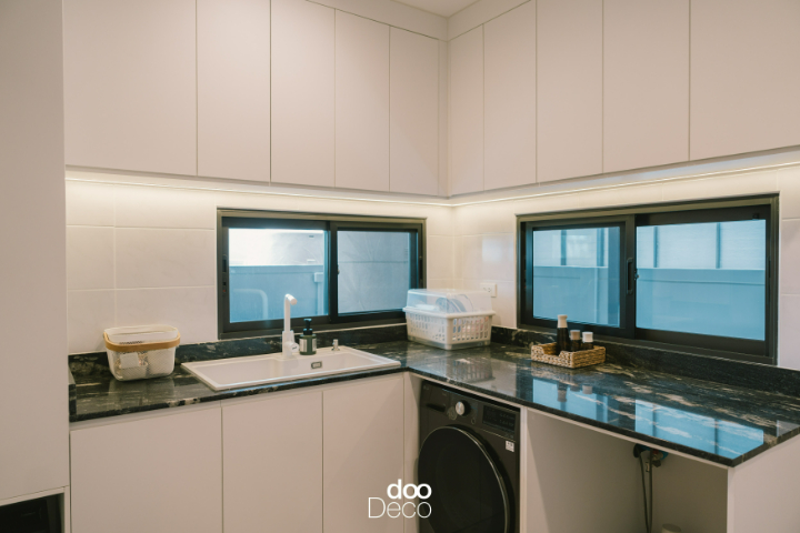 ห้องครัวขนาดเล็กสไตล์โมเดิร์นลักซ์ชัวรี