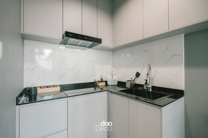 ห้องครัวขนาดเล็กพร้อมผนังกันเปื้อนลายหินอ่อน