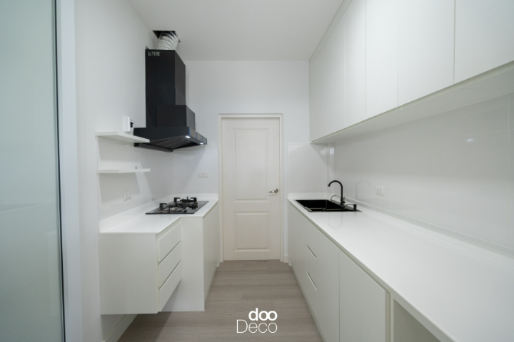 ห้องครัวขนาดเล็กโทนสีขาว